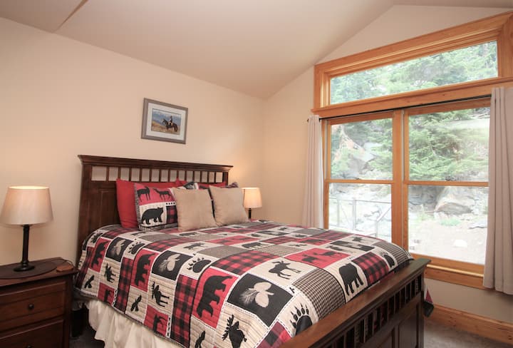 Chumba #3 chenye kitanda cha ukubwa wa malkia na mwonekano wa ajabu.