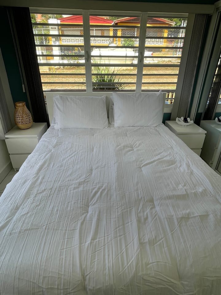 Ставете во мирување или опуштете се во удобност на брачен кревет, со вентилатор или вентилатор на таванот како пријатни опции.