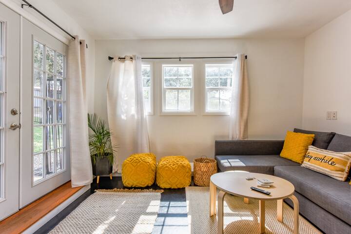 Fun 3 bedroom house with pool, hot tub & studio! gallery image 4