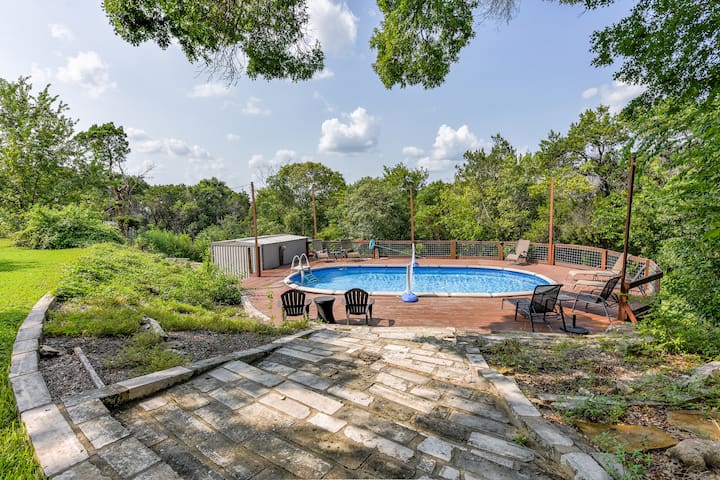 Fun 3 bedroom house with pool, hot tub & studio!