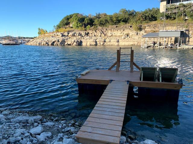 Fun 3 bedroom house with pool, hot tub & studio! gallery image 5