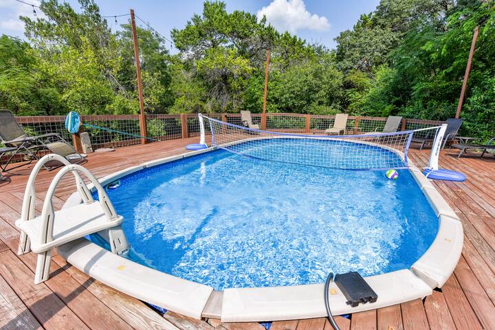 Fun 3 bedroom house with pool, hot tub & studio! gallery image 3