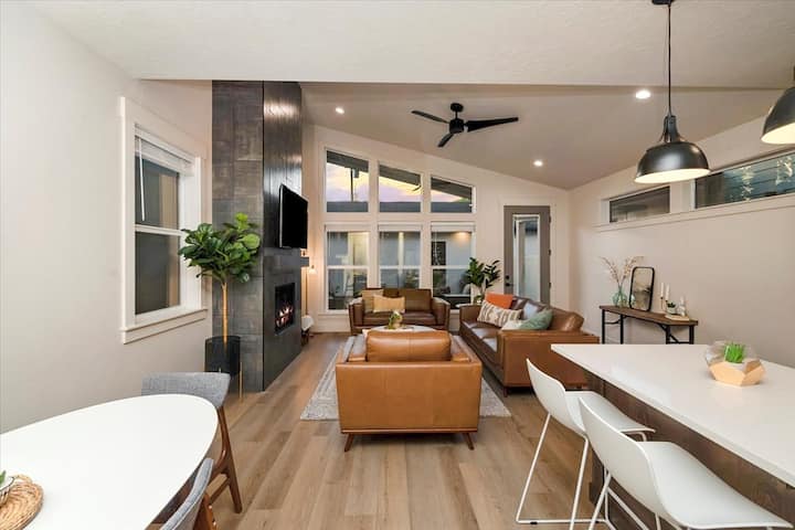 New Modern Home Close To Downtown & Greenbelt - Boise, ID