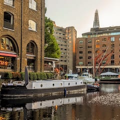 Modern+House+Boat+on+St+Katharine+Dock