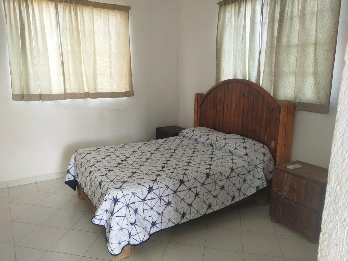 主卧，独立卫生间，空调。