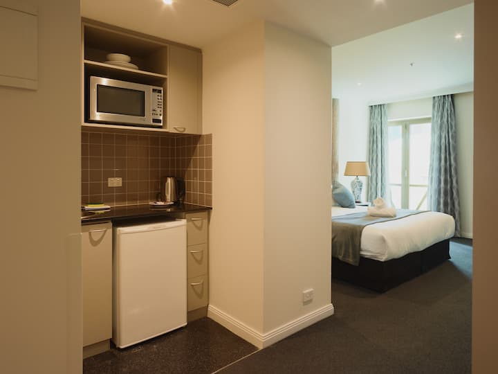 Central King Size Studio With Indoor Pool And Gym - Victoria University: City Flinders Lane Campus