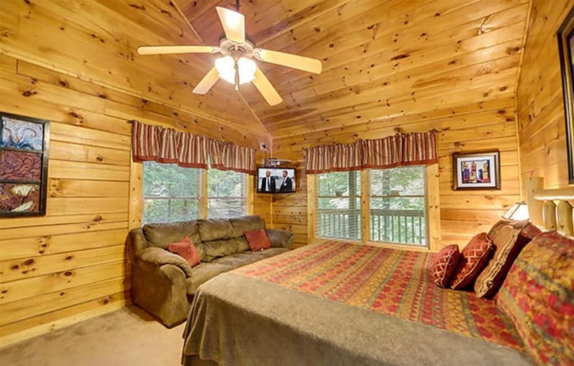 Creekside Paradise! Hot Tub Cabin, Pigeon Forge - Cabins for Rent