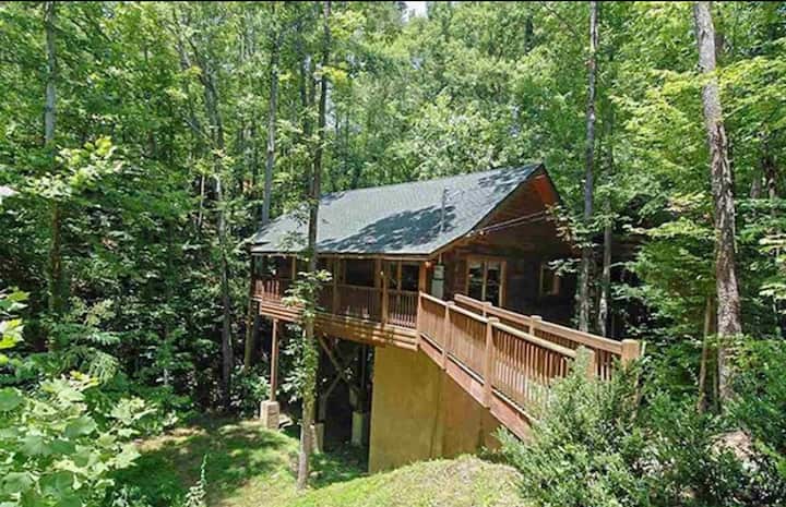 Creekside Paradise! Hot Tub Cabin, Pigeon Forge - Cabins for Rent