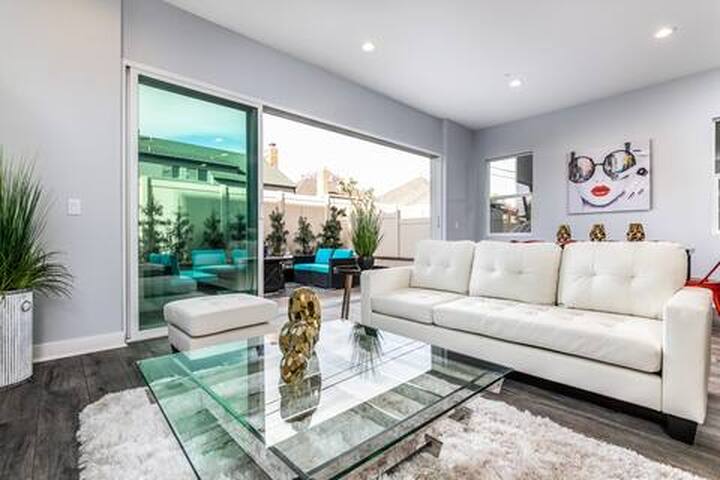 New Modern Home w/Pool and Spa-5BR4BA-Free Parking gallery image 4