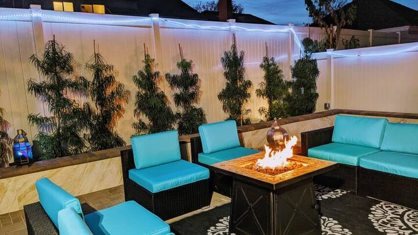 New Modern Home w/Pool and Spa-5BR4BA-Free Parking gallery image 2