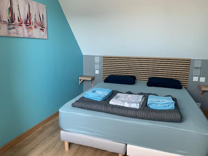 Dhomë prindërore në katin e parë me dush dhe lavaman Krevat 160 X 200 që mund të shndërrohet në 2 krevate me 80 X 200