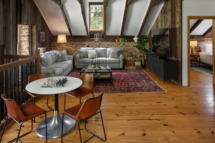 استرخ في غرفة المعيشة الفسيحة في الطابق العلوي، مع أرائك بوتري بارن المريحة (واحدة بسرير كوين) وتلفزيون ضخم مقاس 70بوصة.  مثالية ليالي الأفلام ووقت اللعب العائلي.  السجادة العتيقة والعوارض الخشبية تقدم بيانًا.