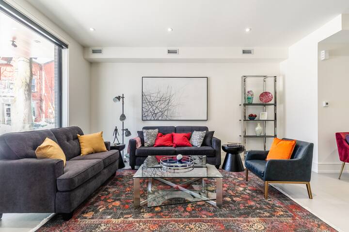 Spectacular Modern 3BR Executive Home – Must See! gallery image 5