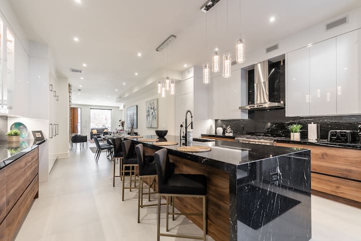 Spectacular Modern 3BR Executive Home – Must See! gallery image 2