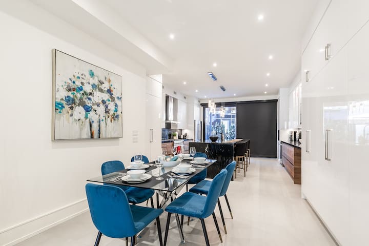 Spectacular Modern 3BR Executive Home – Must See! gallery image 3