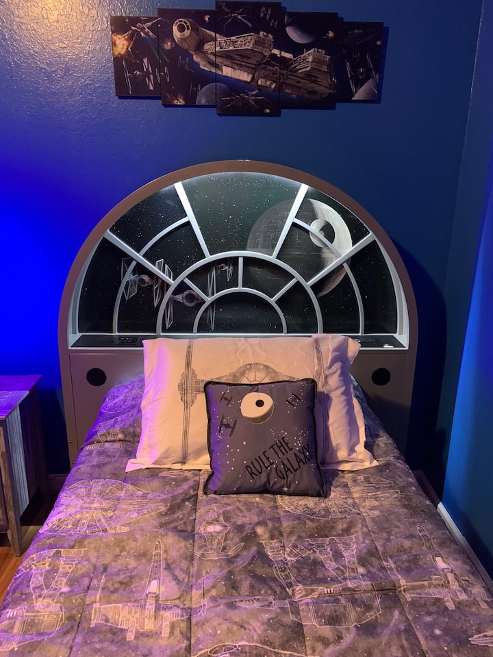 Star Wars bedroom - Millennium Falcon twin bed