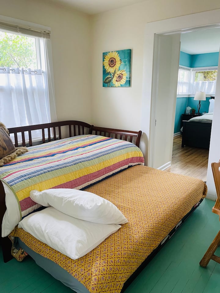 Le lit gigogne est une excellente option pour la troisième chambre à coucher avec des draps de coton doux et des courtepointes de coton. Confortable et joyeux en même temps. :)