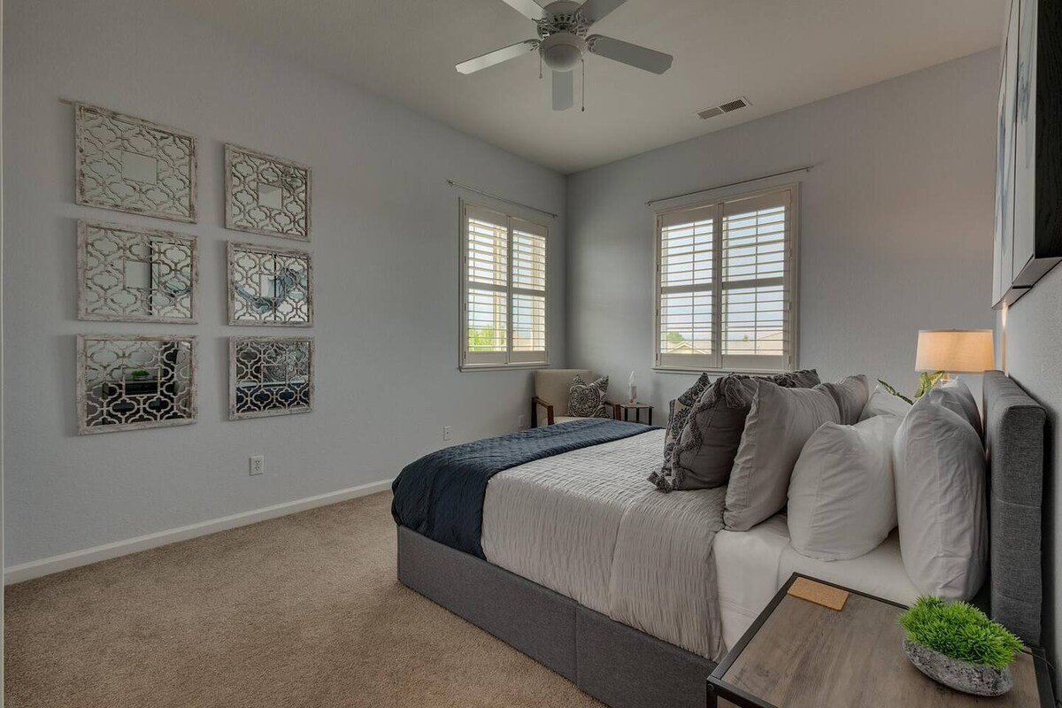 2. kat bračna soba sa stolicom i dovoljno prostora u ormaru za sve vaše stvari.