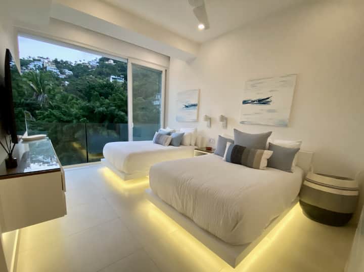 أسرّة كبيرة في الليل مع إضاءة جوية