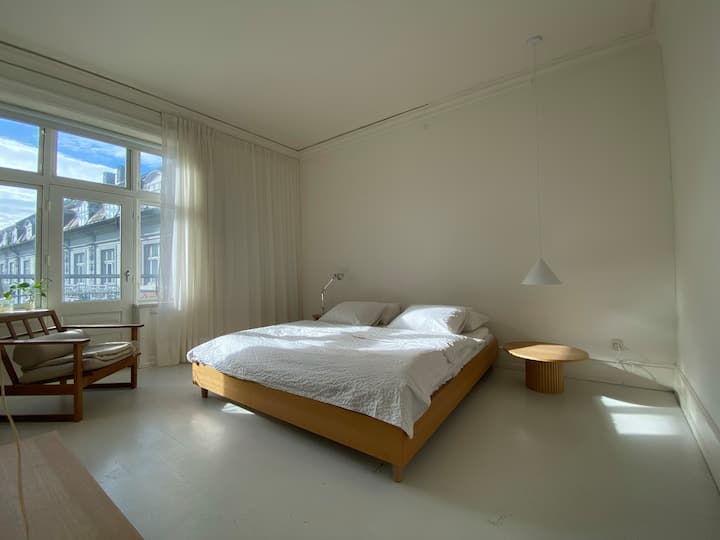 बालकनी के साथ डबल बेडरूम