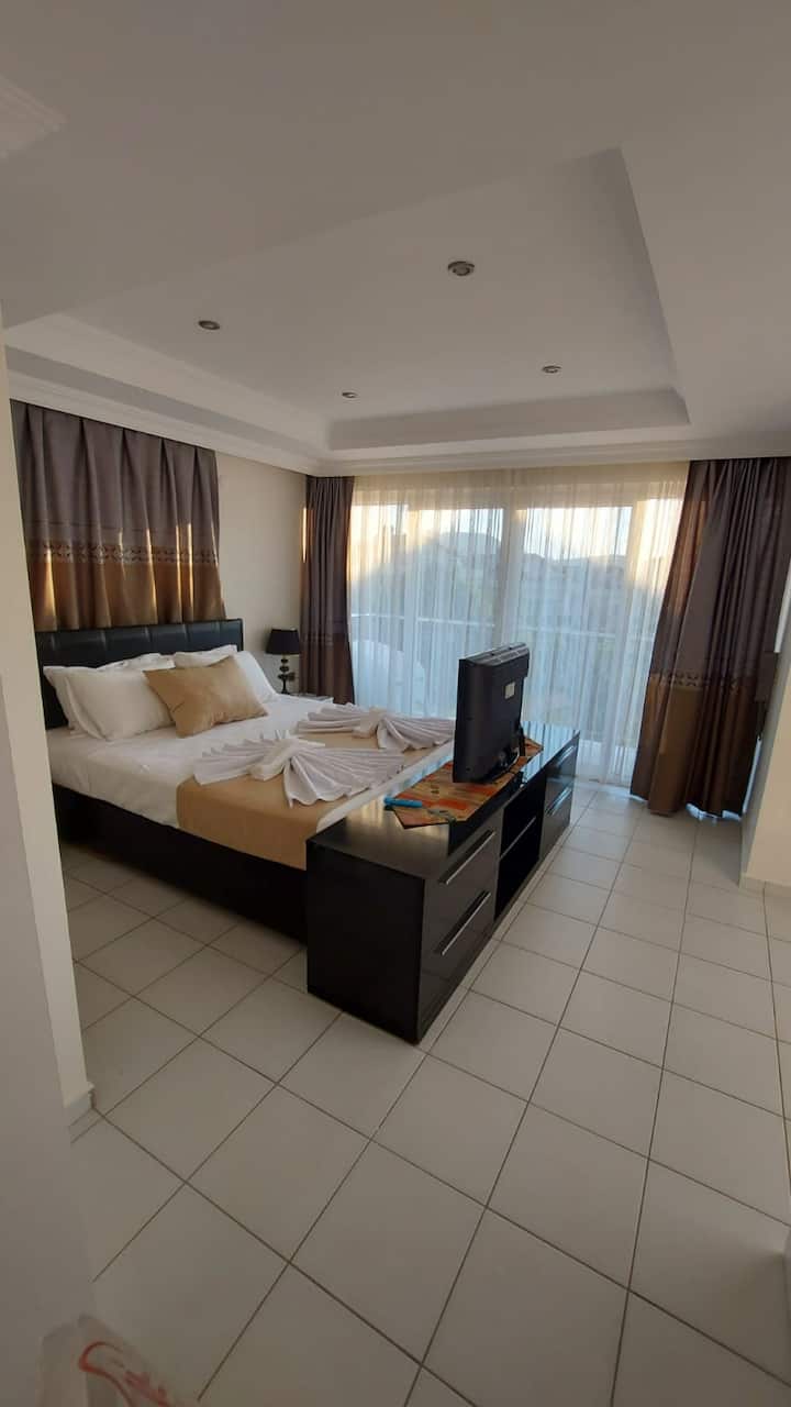 Dhoma e gjumit 2, krevat dopio me suitë, televizor me Netflix dhe qasje në ballkon të madh.