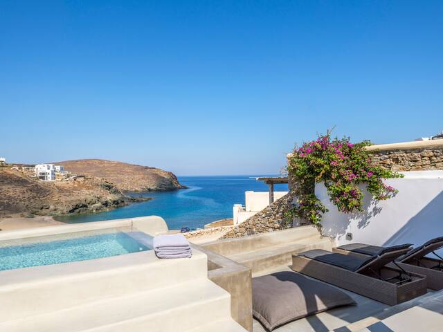Christina Beach Front Villa Mykonos with Jacuzzi gallery image 3