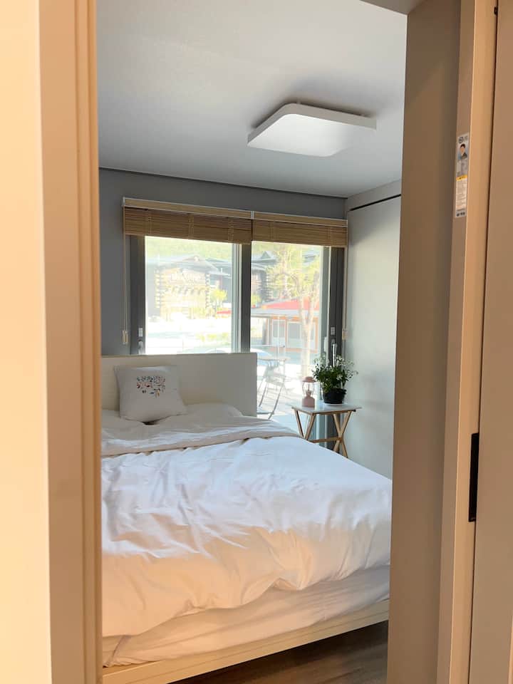 방2 (퀸사이즈 침대)