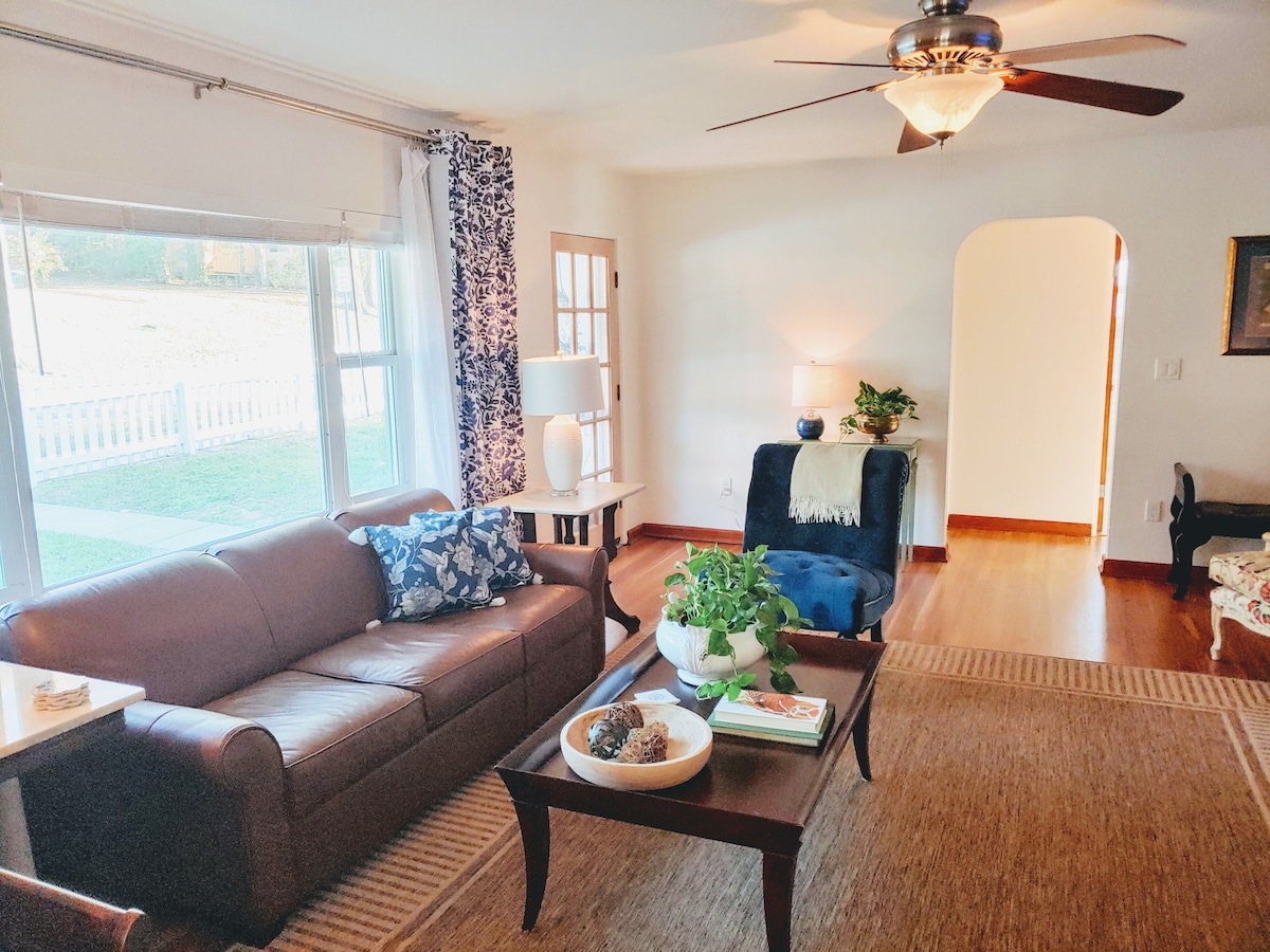 Top Airbnb: The Happy Hour Cottage | Walk to Downtown! in Mount Dora