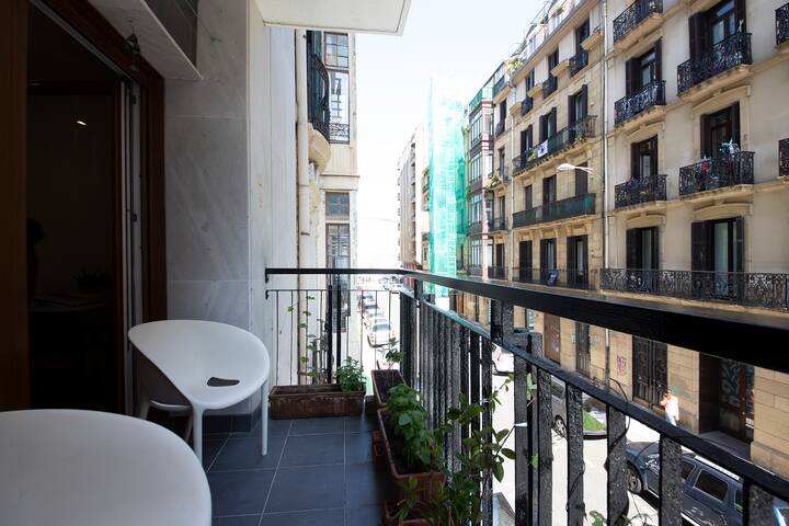 Modern air-conditioned flat in city center gallery image 3