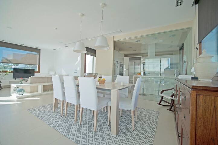 Villa Vistazul Sea-front majestic 5 bedroom villa gallery image 4