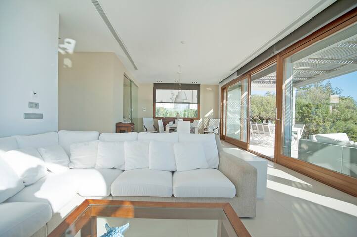 Villa Vistazul Sea-front majestic 5 bedroom villa gallery image 2