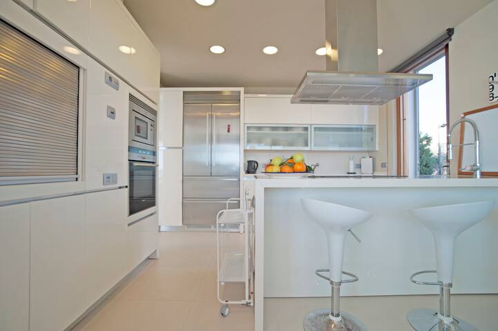 Villa Vistazul Sea-front majestic 5 bedroom villa gallery image 3