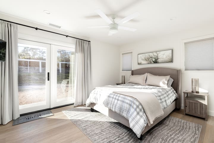 Spavaće sobe nalaze se na suprotnim stranama kuće radi privatnosti.