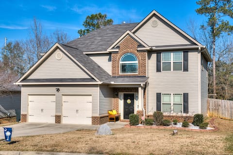 The Charlotte | 4-bd home w/King bed + fast Wi-Fi