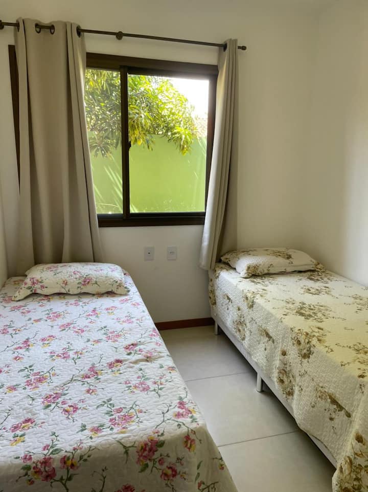 Dhomë gjumi me krevat tek dhe krevat dopio