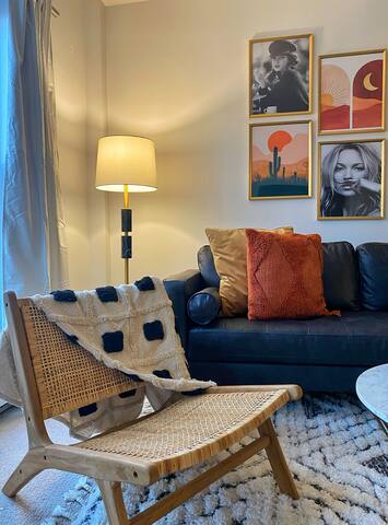 2BD MID CENTURY APARTMENT IN THE HEART OF DOWNTOWN gallery image 3