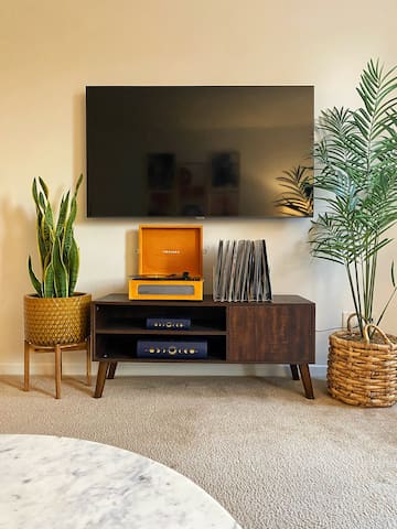 2BD MID CENTURY APARTMENT IN THE HEART OF DOWNTOWN gallery image 4