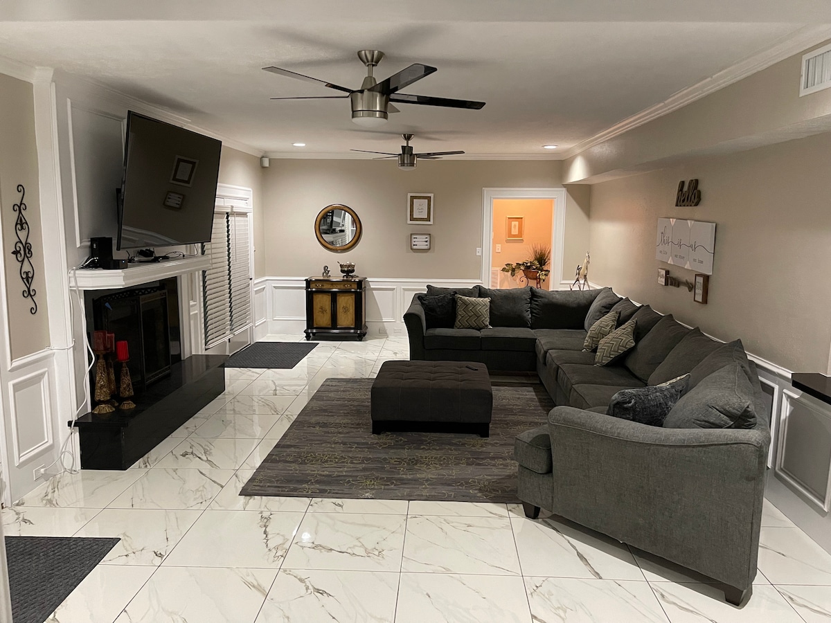 Popular Airbnb listing: Breathtaking, Lakefront, Pool, Private, big group in Harlingen