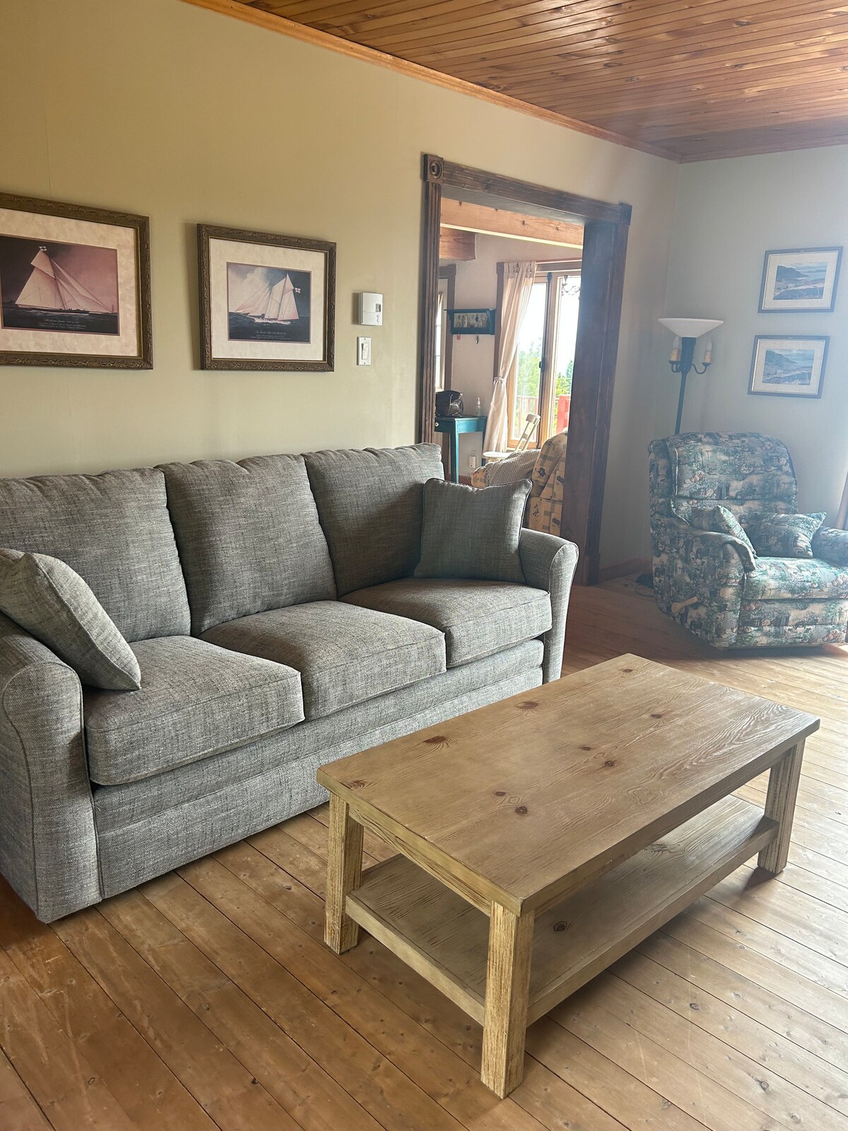 Wohnzimmer mit Schlafsofa