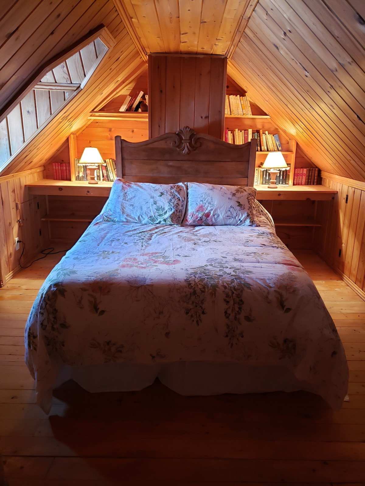 Abgeschlossenes Schlafzimmer mit Queensize-Bett
