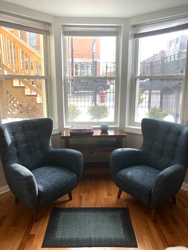 Bright and Sunny 2 BR Condo - Wrigley/Lincoln Park