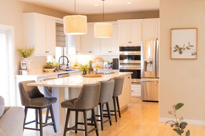 Stylish & Spacious Getaway Near St. Paul gallery image 3