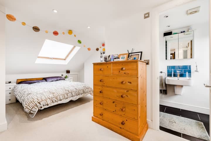 带套房的顶层卧室。