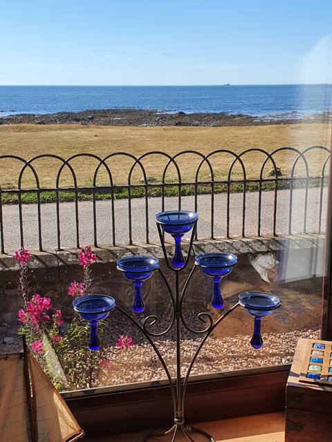 Charming 2-bedroom cottage right next to the sea.