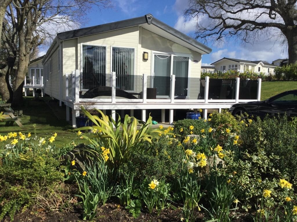 Luxury, Lodge Hideaway in Oak Falls. Holiday homes for Rent in