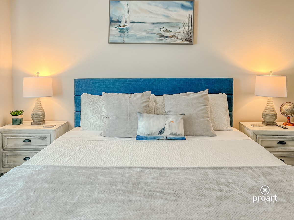 Gemütliches und stilvolles Bett im Hauptschlafzimmer. Smart-TV an der gegenüberliegenden Wand verfügbar. 