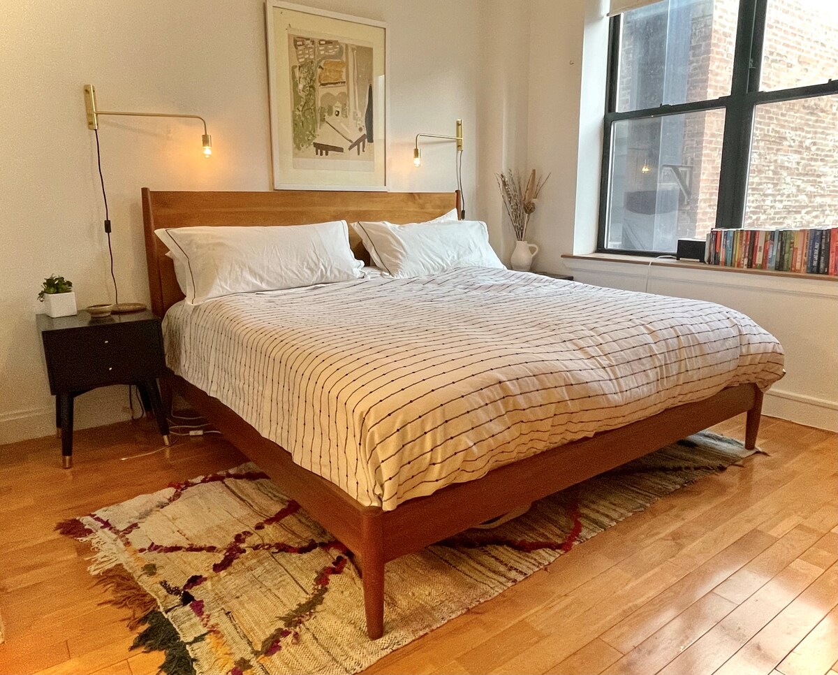 Dhoma e gjumit numër1 - Dhoma kryesore e gjumit. 
Me një banjë private, banjë dhe dush, krevat dopio "king size", televizor të sheshtë me ekran të madh me Netflix.