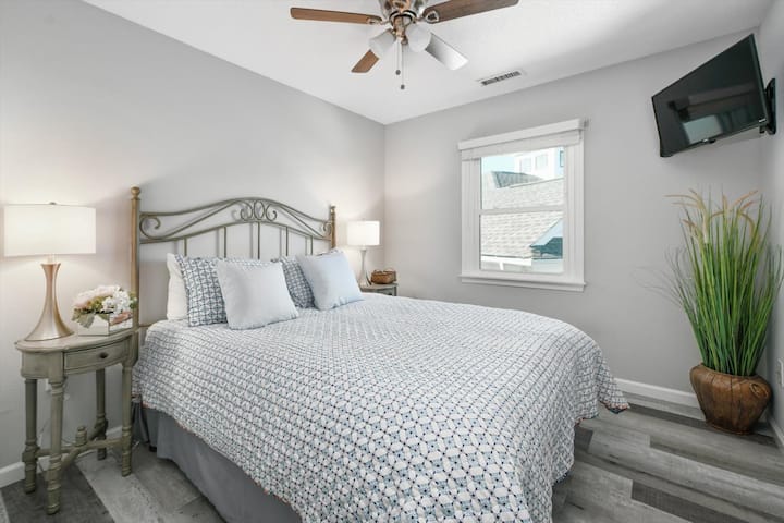 Втората спалня разполага с еднакво удобно двойно легло. Това ще бъде заменено с двойно легло king size за летния сезон 2025 г.