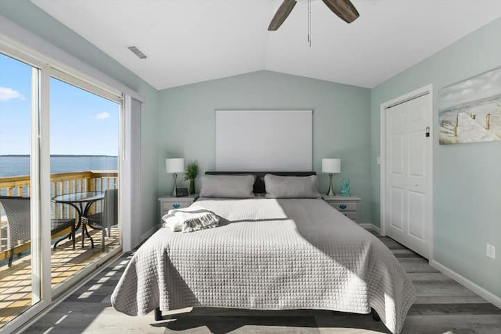 Излезте на самостоятелния балкон, за да се влюбите в гледките.