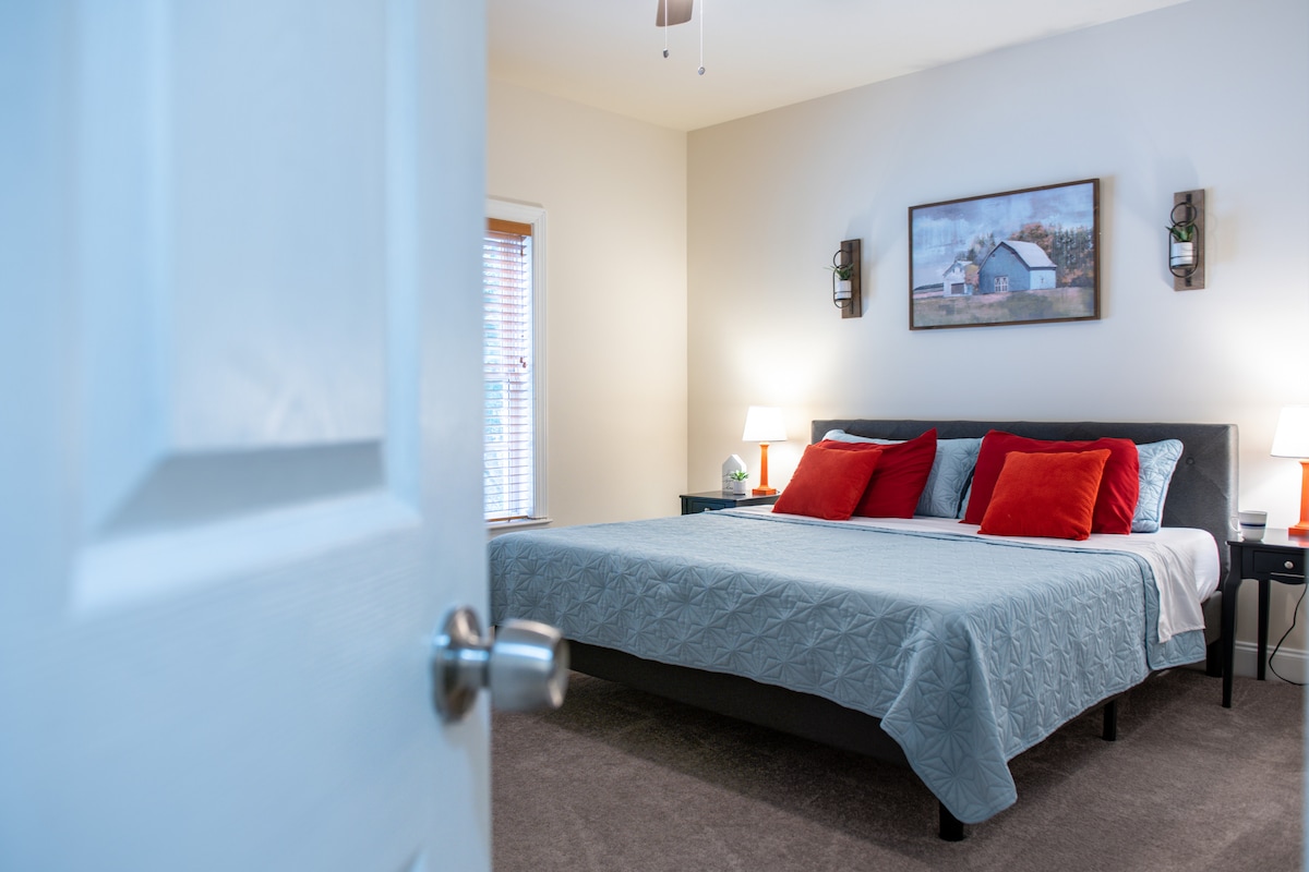 ห้องเตียงคิงไซส์ขนาดใหญ่เพื่อการพักผ่อนที่สมควรได้รับเมื่อสิ้นวัน